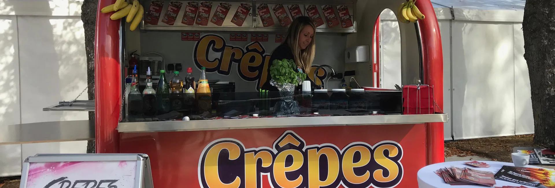 Crêpes-Anhänger von Delícia Event mit Theke im Einsatz