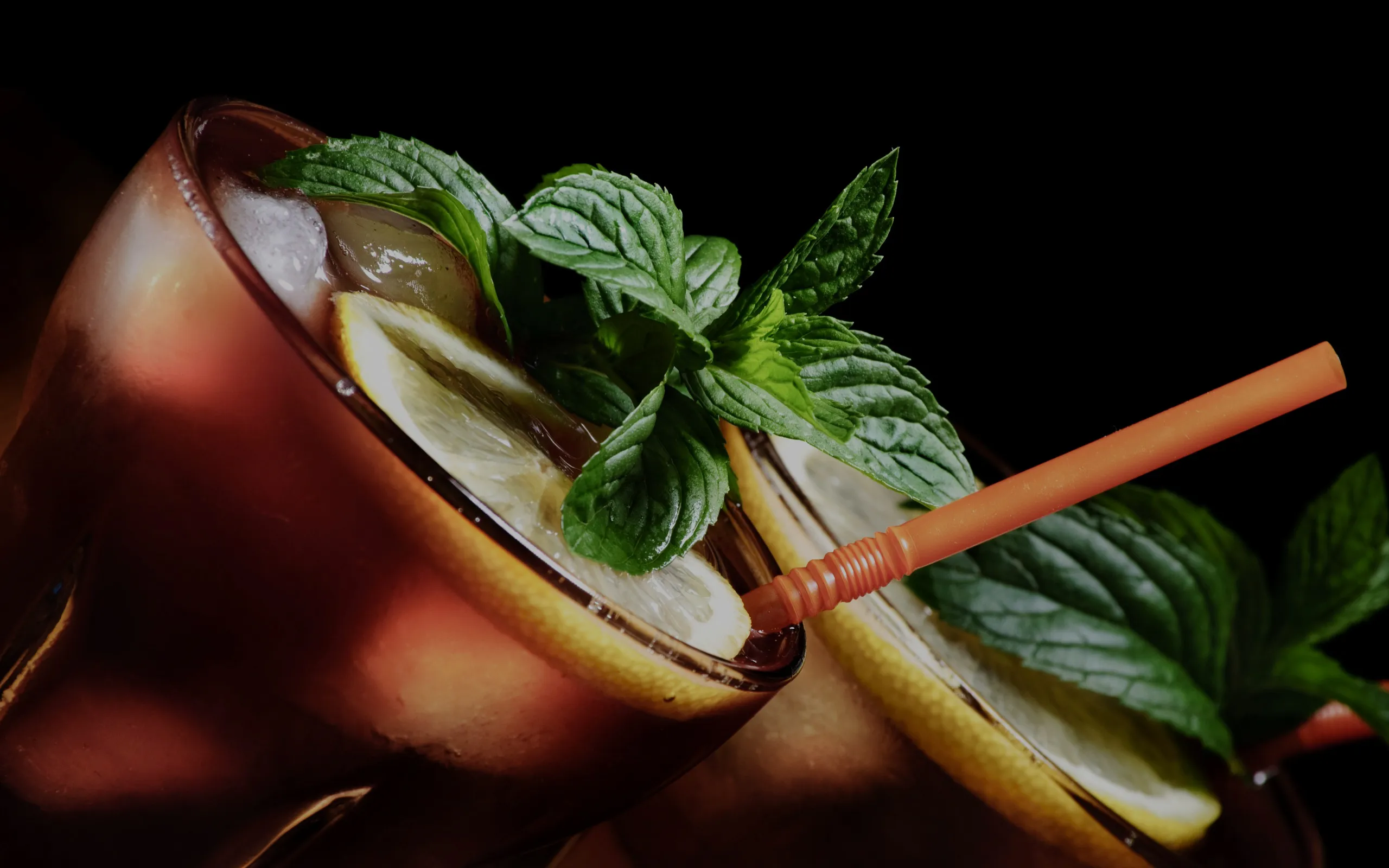 Frisch gemixter Cocktail mit Limette und Minze