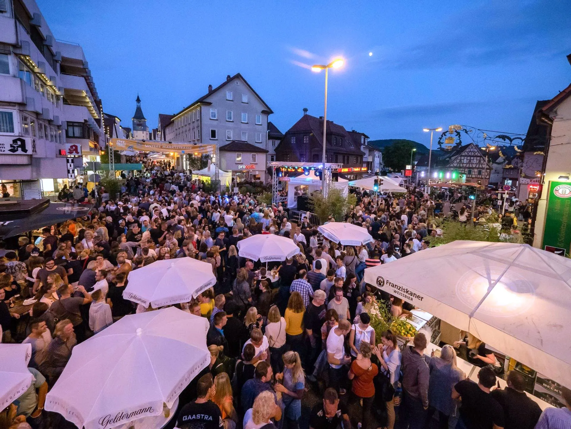 Stadtfest bei Abenddämmerung mit vielen Besuchern