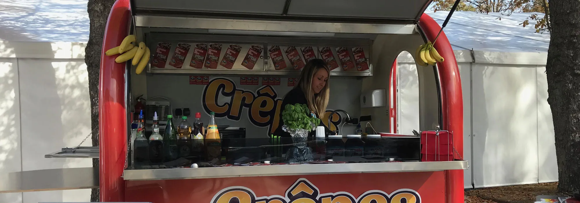 Crêpes-Anhänger von Delícia Event im Einsatz auf einer Veranstaltung